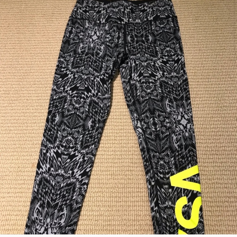VS Sport patterned leggings